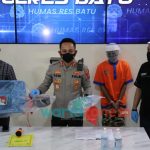 Foto: Satreskrim Polres Batu, saat menggelar rilis dugaan penganiyaan terhadap anak di bawah umur yang terjadi di Junrejo, Kota Batu.