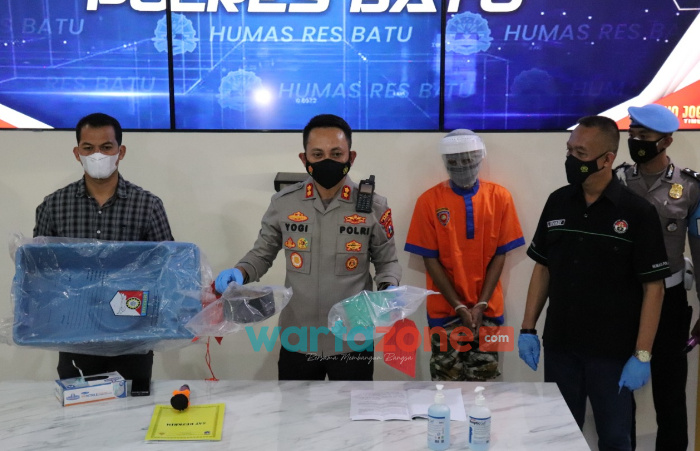 Foto: Satreskrim Polres Batu, saat menggelar rilis dugaan penganiyaan terhadap anak di bawah umur yang terjadi di Junrejo, Kota Batu.
