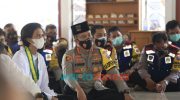 Foto: sejumlah Organisasi Mahasiswa, saat menggelar aksi damai yang dikemas dengan Tausiyah Kebangsaan di Masjid Baiturrahman Polrestabes Surabaya.