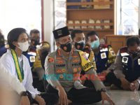 Foto: sejumlah Organisasi Mahasiswa, saat menggelar aksi damai yang dikemas dengan Tausiyah Kebangsaan di Masjid Baiturrahman Polrestabes Surabaya.