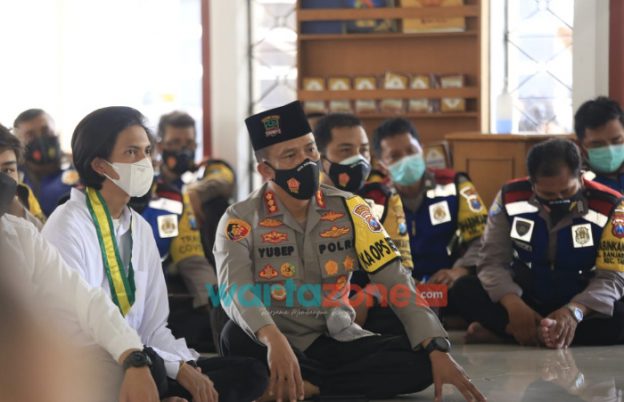 Foto: sejumlah Organisasi Mahasiswa, saat menggelar aksi damai yang dikemas dengan Tausiyah Kebangsaan di Masjid Baiturrahman Polrestabes Surabaya.