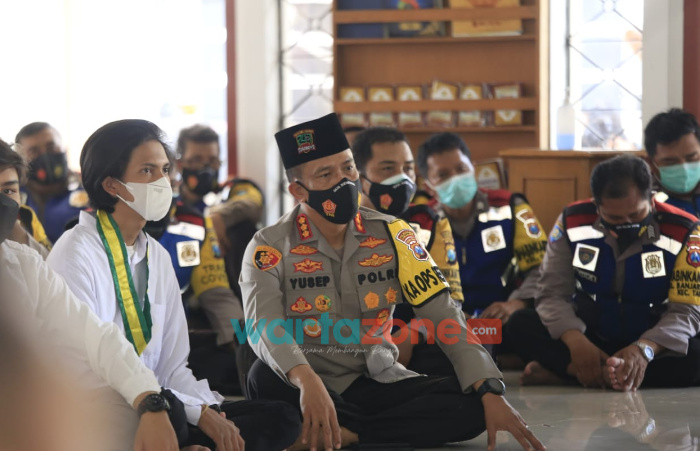 Foto: sejumlah Organisasi Mahasiswa, saat menggelar aksi damai yang dikemas dengan Tausiyah Kebangsaan di Masjid Baiturrahman Polrestabes Surabaya.