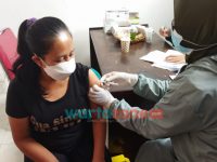 Foto: Kegiatan vaksinasi Covid-19 di Kantor Desa Jubung, Kecamatan Sukorambi, Kamis (28/10/2021).