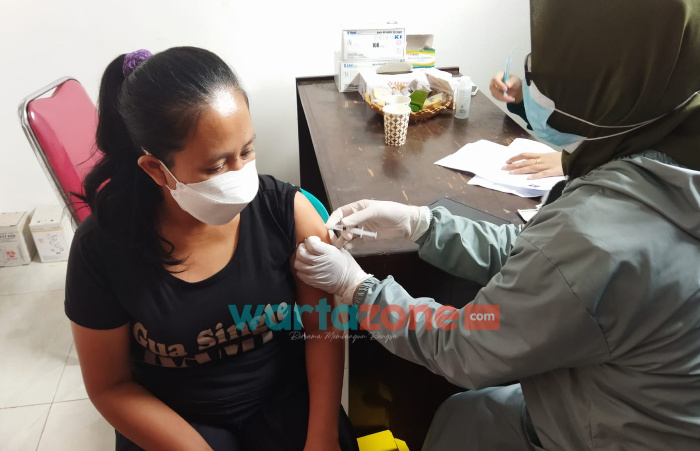 Foto: Kegiatan vaksinasi Covid-19 di Kantor Desa Jubung, Kecamatan Sukorambi, Kamis (28/10/2021).