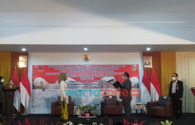 Foto: Bupati Jember, saat menjalin MoU dengan Perpustakaan Indonesia di Hotel Rembangan, Kecamatan Arjasa, Kamis (28/10/2021).