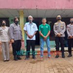 Foto: Kepala Biro Sumber Daya Manusia (Karo SDM) Polda Jatim, Kombes Harry Kurniawan, saat mendatangi kediaman atlet peraih medali emas di Cabor lompat galah.