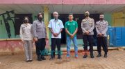 Foto: Kepala Biro Sumber Daya Manusia (Karo SDM) Polda Jatim, Kombes Harry Kurniawan, saat mendatangi kediaman atlet peraih medali emas di Cabor lompat galah.
