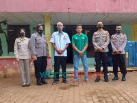 Foto: Kepala Biro Sumber Daya Manusia (Karo SDM) Polda Jatim, Kombes Harry Kurniawan, saat mendatangi kediaman atlet peraih medali emas di Cabor lompat galah.