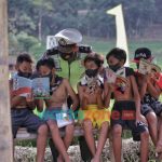 Foto: Babhinkamtibmas Desa Windurejo, Kecamatan Kutorejo, Kabupaten Mojokerto, Aiptu Eriyantono, saat memberikan tambahan edukasi kepada anak-anak yang sedang belajar di tengah pandemi.