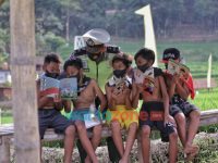 Foto: Babhinkamtibmas Desa Windurejo, Kecamatan Kutorejo, Kabupaten Mojokerto, Aiptu Eriyantono, saat memberikan tambahan edukasi kepada anak-anak yang sedang belajar di tengah pandemi.