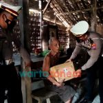 Foto: Jajaran Satlantas Polres Bojonegoro, saat menyerahkan bantuan sembako di beberapa tempat di wilayah hukum Polres Bojonegoro.