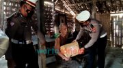 Foto: Jajaran Satlantas Polres Bojonegoro, saat menyerahkan bantuan sembako di beberapa tempat di wilayah hukum Polres Bojonegoro.