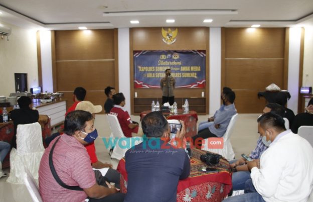 Foto: Kapolres Sumenep, AKBP Rahman Wijaya, saat menggelar bersilaturahmi dengan awak media di Aula Sutanto, Polres Sumenep.