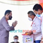 Foto: Kapolri saat menyalurkan paket sembako kepada buruh di delapan provinsi.