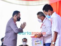 Foto: Kapolri saat menyalurkan paket sembako kepada buruh di delapan provinsi.
