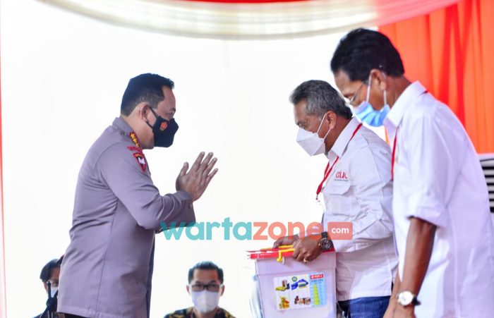 Foto: Kapolri saat menyalurkan paket sembako kepada buruh di delapan provinsi.