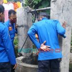 Foto: Anggota Regu Mako A Damkar Pemkab Jember, saat mengevakuasi jasad korban yang berada di dalam sumur, Sabtu (30/10/2021).