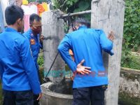 Foto: Anggota Regu Mako A Damkar Pemkab Jember, saat mengevakuasi jasad korban yang berada di dalam sumur, Sabtu (30/10/2021).