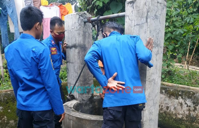 Foto: Anggota Regu Mako A Damkar Pemkab Jember, saat mengevakuasi jasad korban yang berada di dalam sumur, Sabtu (30/10/2021).