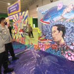 Foto: Waka Polda Jawa Timur, Brigjen Pol Slamet Hadi Supraptoyo, saat melihat hasil mural juara I, dalam festival mural di lapangan Tenis Indoor, Mapolda Jatim.