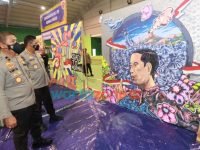 Foto: Waka Polda Jawa Timur, Brigjen Pol Slamet Hadi Supraptoyo, saat melihat hasil mural juara I, dalam festival mural di lapangan Tenis Indoor, Mapolda Jatim.