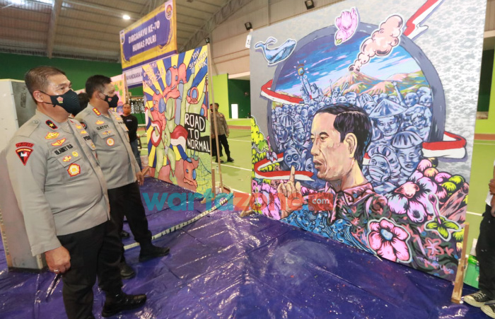 Foto: Waka Polda Jawa Timur, Brigjen Pol Slamet Hadi Supraptoyo, saat melihat hasil mural juara I, dalam festival mural di lapangan Tenis Indoor, Mapolda Jatim.