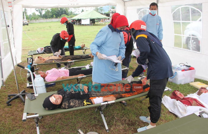 Foto: Simulasi saat penanganan darurat bencana di lapangan Wisata Jubang, Kecamatan Mumbulsari, Sabtu (30/10/2021).