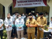 Caption: Bupati Jember, Hendy Siswanto, saat dikonfirmasi sejumlah wartawan usai meninjau pelaksanaan Vaksinasi Covid-19 di PTPN XII Kantor Perwakilan Jember.