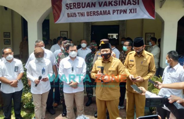 Caption: Bupati Jember, Hendy Siswanto, saat dikonfirmasi sejumlah wartawan usai meninjau pelaksanaan Vaksinasi Covid-19 di PTPN XII Kantor Perwakilan Jember.