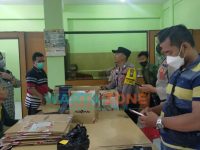 Caption : Tim Resmob Polsek Sukorambi, saat melakukan olah TKP ke SMKN 5 Jember, Selasa (5/10/2021).