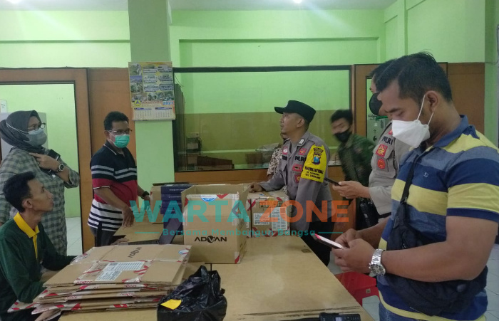 Caption : Tim Resmob Polsek Sukorambi, saat melakukan olah TKP ke SMKN 5 Jember, Selasa (5/10/2021).