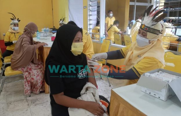 Caption: Pelaksanaan vaksinasi di Kabupaten Jember. (Foto: Fitry for wartazone.com)