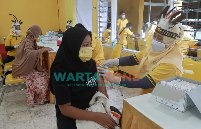 Caption: Pelaksanaan vaksinasi di Kabupaten Jember. (Foto: Fitry for wartazone.com)