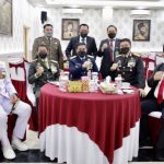 Foto: Kapolda Jatim, Irjen Pol Nico Afinta, bersama Pejabat Utama Polda Jatim, memberikan ucapan ulang tahun TNI ke-76.