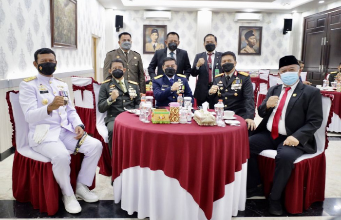 Foto: Kapolda Jatim, Irjen Pol Nico Afinta, bersama Pejabat Utama Polda Jatim, memberikan ucapan ulang tahun TNI ke-76.