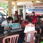 Caption : Sejumlah masyarakat saat mengantri proses screening vaksinasi Covid-19, Jumat (8/10/2021)