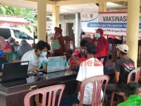 Caption : Sejumlah masyarakat saat mengantri proses screening vaksinasi Covid-19, Jumat (8/10/2021)