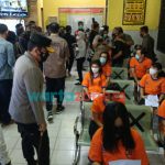 Foto: Anggota DPR RI, Adies Kadir, bersama jajaran kepolisian saat memantau pelaksanaan vaksinasi tahanan di Polrestabes Surabaya.