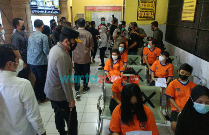 Foto: Anggota DPR RI, Adies Kadir, bersama jajaran kepolisian saat memantau pelaksanaan vaksinasi tahanan di Polrestabes Surabaya.