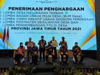 Foto: Jajaran Pemdes Lobuk sebagai satu-satunya desa di Madura, saat sesi foto bersama usai menerima penghargaan sebagai pemenang lomba desa dan kelurahan dari Gubernur Jatim.