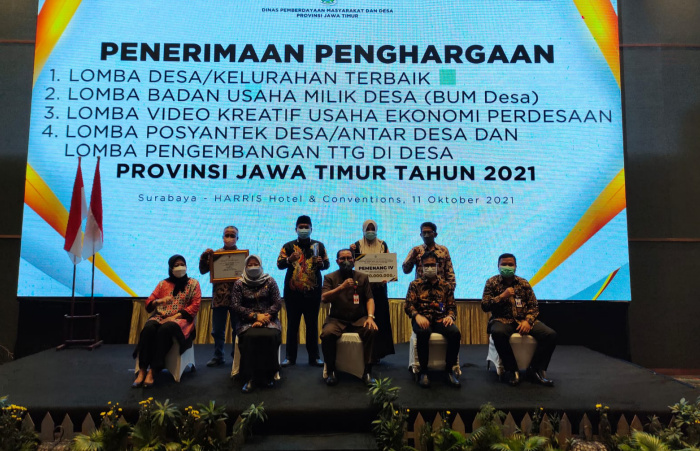 Foto: Jajaran Pemdes Lobuk sebagai satu-satunya desa di Madura, saat sesi foto bersama usai menerima penghargaan sebagai pemenang lomba desa dan kelurahan dari Gubernur Jatim.