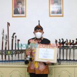 PRESTATIF: Bupati Sumenep, Achmad Fauzi, usai menerima penghargaan APE 2020 dari Kementerian PPPA RI.