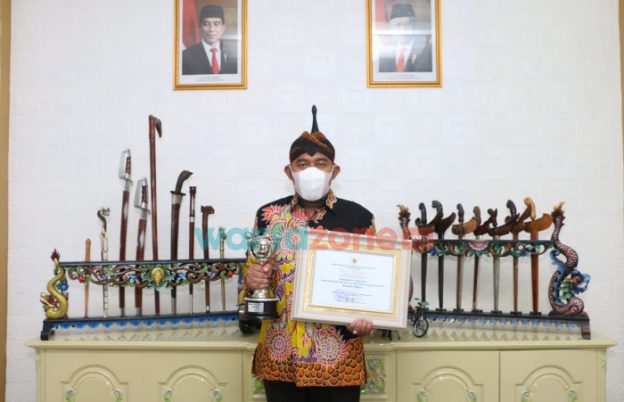 PRESTATIF: Bupati Sumenep, Achmad Fauzi, usai menerima penghargaan APE 2020 dari Kementerian PPPA RI.