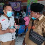 Foto: Kepala Puskesmas Giligenting, Adi Mulyono, saat meninjau pelaksanaan vaksinasi Covid-19 di kediaman Kepala Desa Banbaru, Zainal Abidin.  (Foto: Zainal Arifin/wartazone.com)