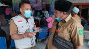Foto: Kepala Puskesmas Giligenting, Adi Mulyono, saat meninjau pelaksanaan vaksinasi Covid-19 di kediaman Kepala Desa Banbaru, Zainal Abidin.  (Foto: Zainal Arifin/wartazone.com)