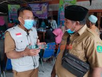 Foto: Kepala Puskesmas Giligenting, Adi Mulyono, saat meninjau pelaksanaan vaksinasi Covid-19 di kediaman Kepala Desa Banbaru, Zainal Abidin.  (Foto: Zainal Arifin/wartazone.com)