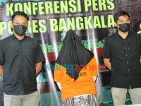 Foto: Ibu Rumah Tangga (IRT) asal Bangkalan, saat diamankan Polres Bangkalan, atas kasus dugaan penipuan jual beli online.