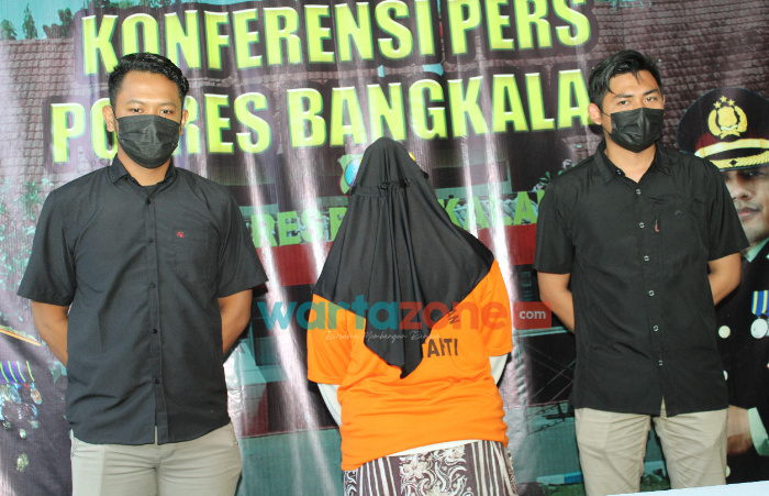 Foto: Ibu Rumah Tangga (IRT) asal Bangkalan, saat diamankan Polres Bangkalan, atas kasus dugaan penipuan jual beli online.