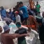 Foto: Proses evakuasi korban tertimpa longsoran batu, oleh keluarga dibantu warga sekitar. (Foto: Istimewa)
