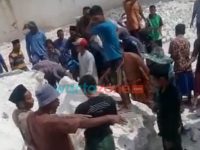 Foto: Proses evakuasi korban tertimpa longsoran batu, oleh keluarga dibantu warga sekitar. (Foto: Istimewa)